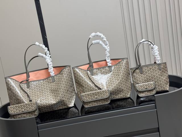 ￥180 ￥160 ￥150（ 升级版） size： 20.19Cm (迷你) 34.28Cm（中号） 42.29Cm（大号） 戈雅Goyard购物袋 从头到尾