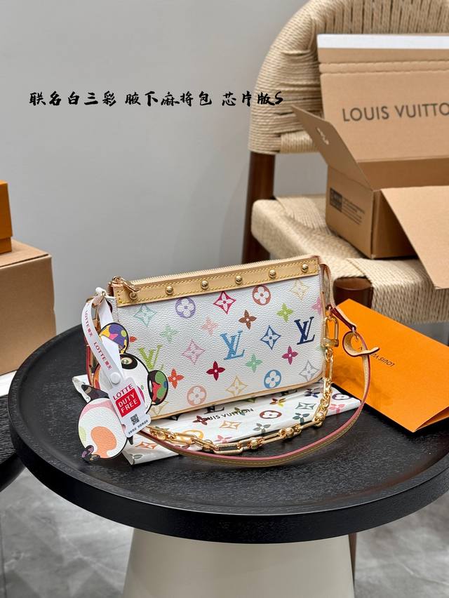p180 全套礼盒包装 变色皮 全钢五金 带芯片！ lv 新款白彩铆钉腋下麻将包 2025村上隆联名白三彩[麻将包] 备受期待的村上隆终于来啦此次联名将Mono