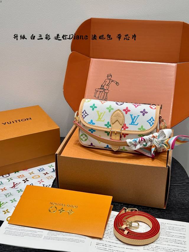 p180 全套礼盒包装 搭配白彩丝巾 钢五金 变码芯片！ 2025村上隆联名白三彩 Mini法棍包 [Nano Diane .法棍手袋] 是Diane手袋迷你版