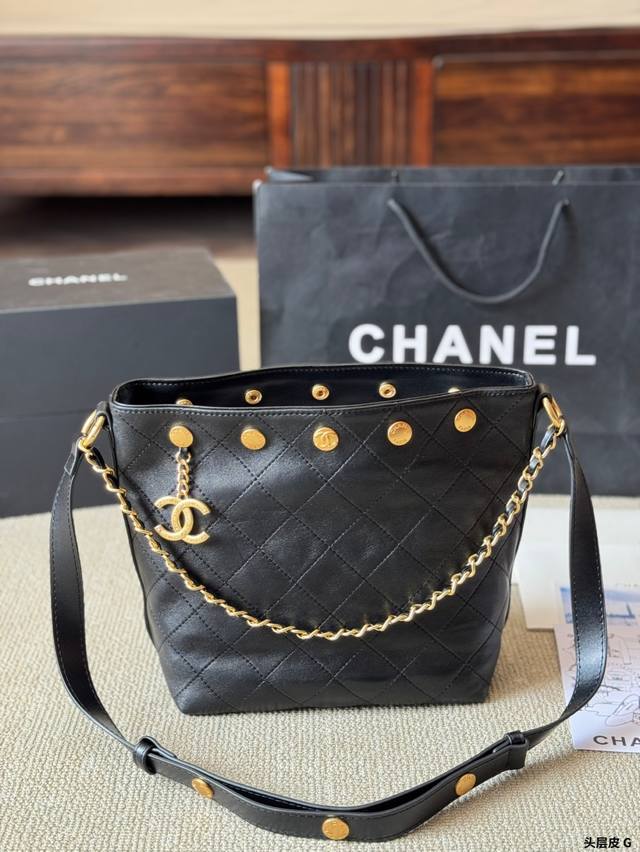 头层皮 P310/P280 chanel 25P铆钉水桶包 好大气的水桶包，复古又耐看 自重很轻，肩带还能调节，单肩斜挎都可以呀 尺寸 大号 22 25Cm 小