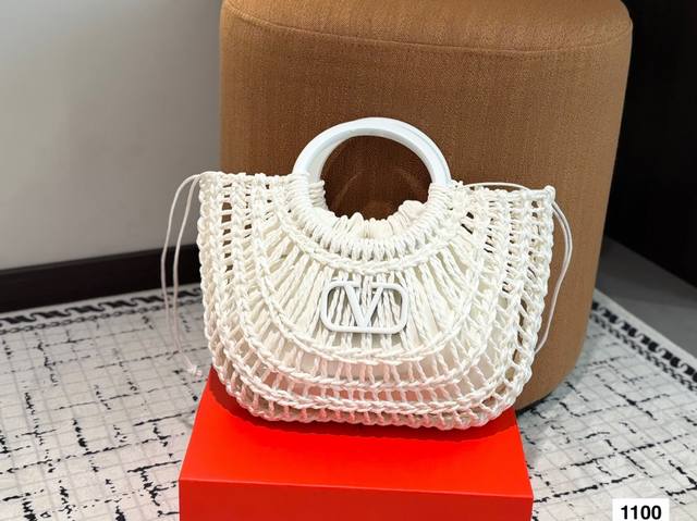p230 配盒Valentino 华伦天奴编织包24春夏浓浓的度假风，却也适合日常觉得这样的包包得有一个，毕竟，海浪、沙滩，没人想拒绝# 尺寸：20.25