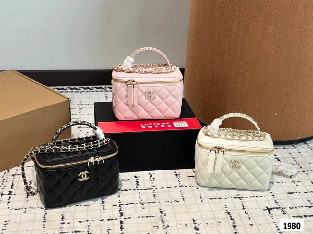 p170 配盒子 香奈儿Chanel 化妆包. 质感很高级 容量超级大也很耐用日常出街背 它回头率百分百 就是这种随性慵懒 尺寸：17 11