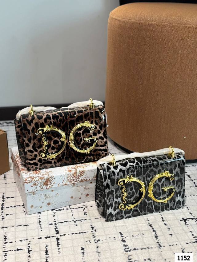 p160 配盒子 Dg杜嘉班纳链条包 包包实在是太太太温柔了, 拿在手上少女感十足,仿佛时间停滞在听你诉说你们的故事~高级感满满 #杜嘉班纳Dg 尺寸21.5 p160 配盒子 Dg杜嘉班纳链条包 包包实在是太太太温柔了, 拿在手上少女感十足,仿佛时间停滞在听你诉说你们的故事~高级感满满 #杜嘉班纳Dg 尺寸21.5