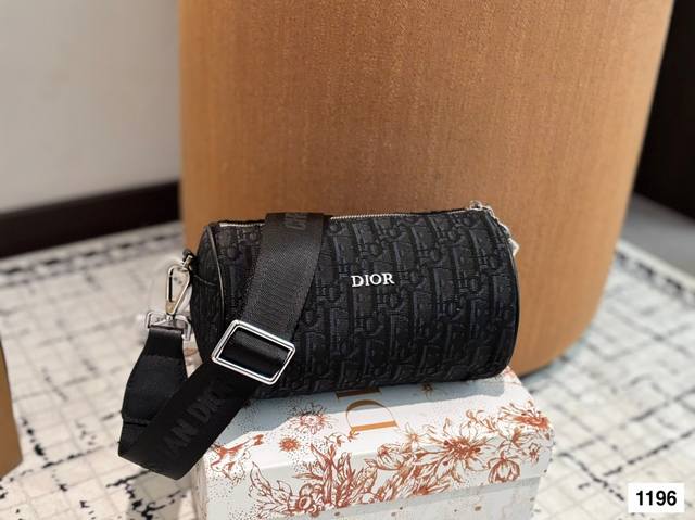 p110 配盒尺寸20.12 迪奥圆筒包 又酷又飒低调的奢华 百搭休闲 男女皆可