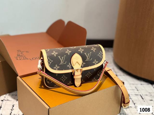 p160 配盒子 迷你Lv法棍包 上身简单又舒服 源自中古包 Sologne 的改良版 整体保留了简洁的包身造型 一根肩带升级成了两根肩带 可以单肩腋下，也可以