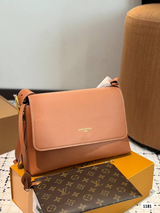 p200 配折叠盒子 Lv锁头包 芯片版本 这款低调的Low Key Bumbag是一款现代简约的设计，搭配极其柔软光滑的小牛皮和精致的细节。Lv雕刻挂锁 ，用