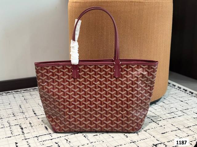 p170 戈雅 购物袋 休闲随性 造型百搭毫不夸张 自重轻 容量大百搭 耐磨耐造 适合非常喜欢那种软糯糯没型儿的姐妹 尺寸：30.25