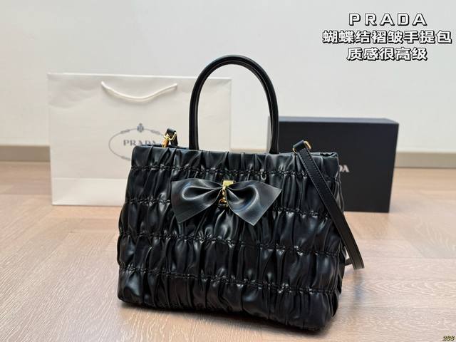 p240 普拉达Prada 手提包 质感很高级 容量超级大也很耐用 日常出街背它回头率百分百 就是这种随性慵懒感 尺寸29 23