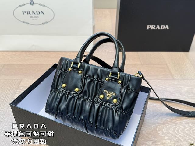 p190配盒 普拉达Prada 手提包 可爱到不行！凭实力圈粉 简约又不失高级 背上就是时髦精女孩～ 尺寸19 14