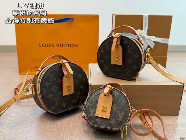 同价P160 lv的硬饼，硬挺的包身就显得特别有质感， louis Vuitton硬圆饼 适合凹造型的一款包，不仅能装下东西也能装.上可爱主要是很百搭我的妈耶手