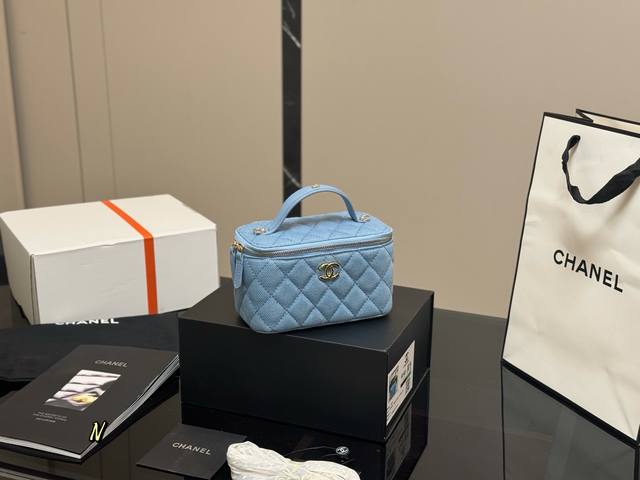 ￥230 配折叠盒 升级品质/ size：17.11Cm chane 香奈儿 手柄化妆小盒子 出街打开能补妆 关上能拗造型