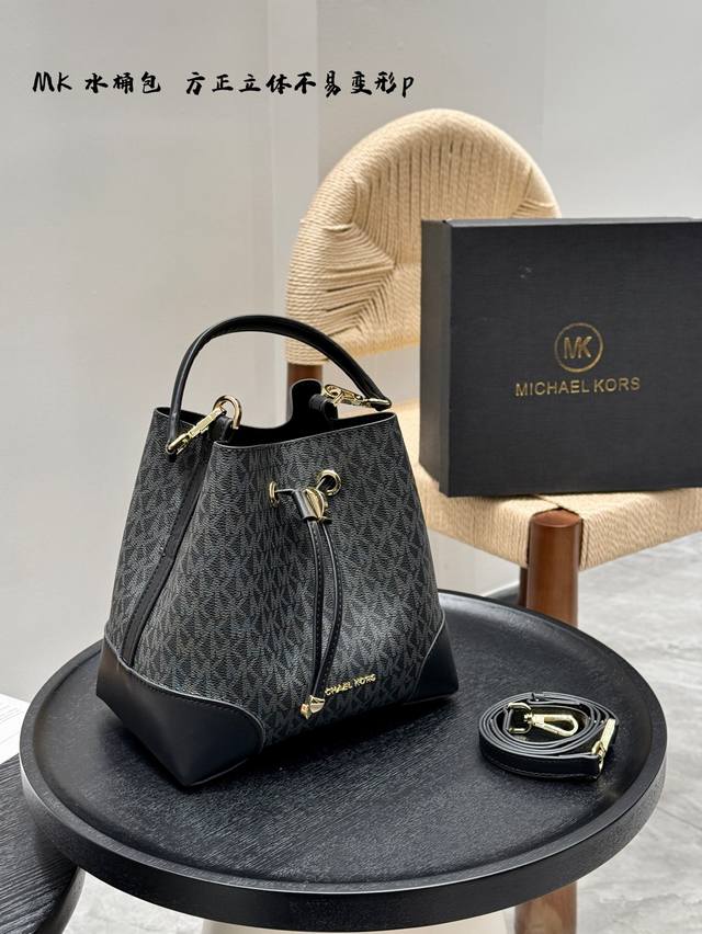 p160 礼盒包装 mk 水桶包 少女感十足，水桶包型超级时尚，很特别包身不大但是内里简直太能装了，很深日常出门完全够用，经典老花抽绳，粉粉嫩嫩的随便套件连衣裙