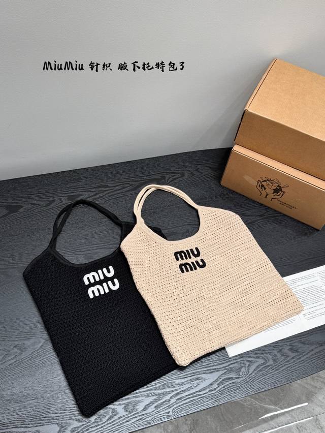 p180 礼盒包装 miumiu夏日草编系列也太好看了！ hobo腋下Ivy托特包Tote 针织款 草编包搭配上小挂饰 简直不要太可爱！ 分分钟狠狠心动有没有