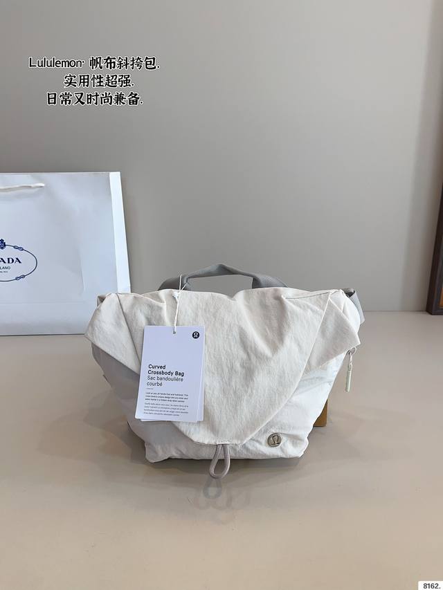 p170 Lulu 新款单肩包. 太好看啦 复古时髦又大气 可以在这个夏季成为主背包包之一了 不仅百搭实用性也高 出门可以解放双手咯尺寸：24*12Cm