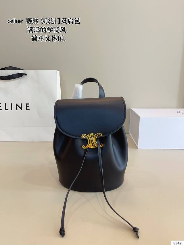p200配礼盒 celine/赛琳 新款 Triomphe 双肩包 Lisa同款 大家都知道C家换了设计师 ，这次新款和旧款的最大不同之处在于锁扣，走秀款 将复