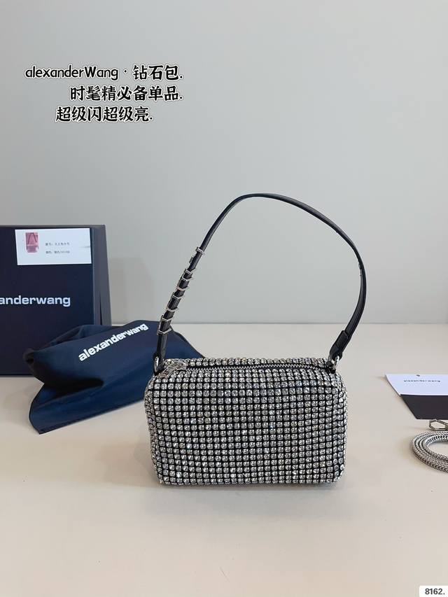 p140配礼盒 亚历山大.手提包. 包身柔软但结实.包身水钻.高级又吸睛 妥妥的一个名媛风. 配链条肩带可斜挎，手提.尺寸：17*5*10Cm