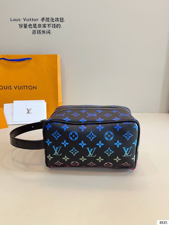 p140 lv 手提化妆包. 超级经典又时髦 意外的百搭 耐看精致 日常出街尺寸：23*13*13Cm