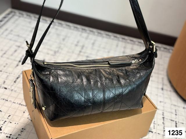 p180 dior老花便当包潇洒随性又松弛感满满 诠释时尚新姿态，造型潇洒随性，不经意间流露松弛感。换上露肩上衣与黑裙，又添几分优雅俏皮。搭配 Dior D-J