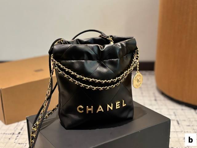 p170 香奈儿垃圾袋 众星宠儿Chanel 22Bag这颜值太能打了能装又好看，随性软塌塌的质感背起来超有范儿！尺寸：17 19