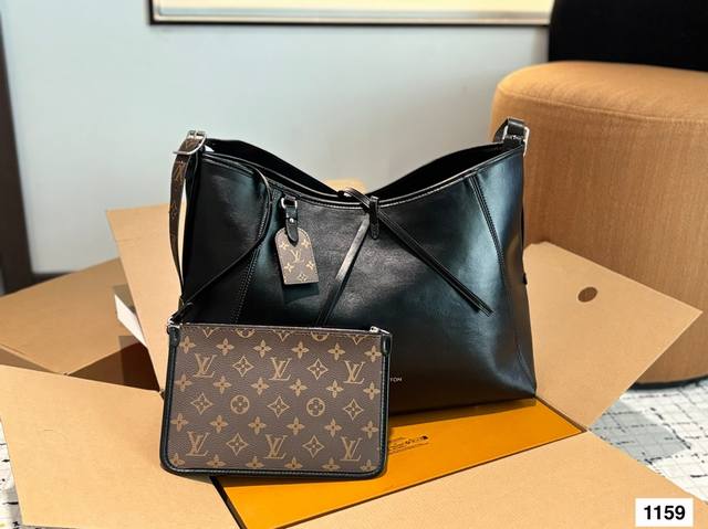 p220 配飞机盒折叠盒子 Lv 新款Carryall 对比三月上市的Iv新品直戳我心！ 男生也能背的全新纯黑 Carryall 男生背也超好看特别是这种随性的