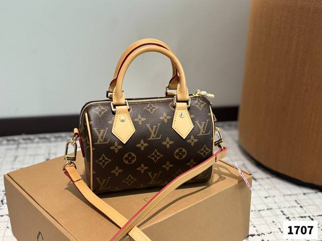 p190 配盒子 Lv枕头 lv尤物人间白三彩真漂亮啊白三彩系列每一只都值得收藏，又可以搭配俏皮可爱下次想试试洒脱一点穿搭彩色老花 五彩缤纷的少女心满出来这只包