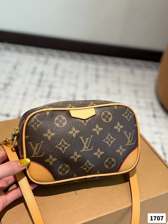 p160 Lv相机包 lv尤物人间白三彩真漂亮啊每一只都值得收藏，又可以搭配俏皮可爱下次想试试洒脱一点穿搭彩色老花 五彩缤纷的少女心满出来这只包适配乐开了花的心