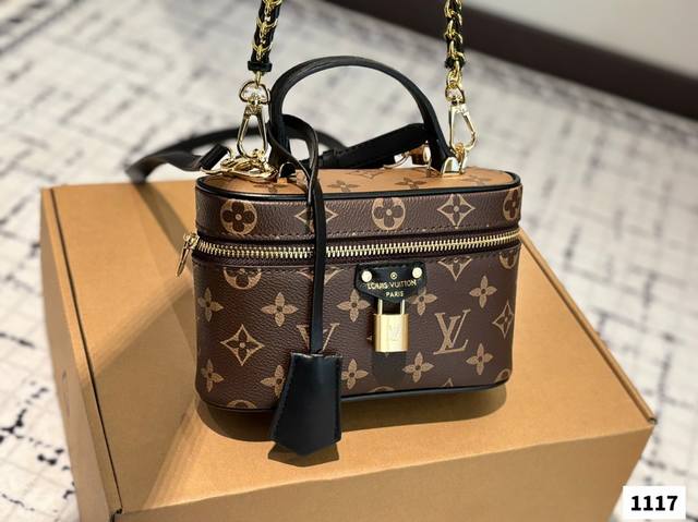 p180 lv 2024 Vanity Chain Pouch 手袋/包包 vanity Chain Pouch 手袋以经典化妆箱为灵感，同样采用 Monogr