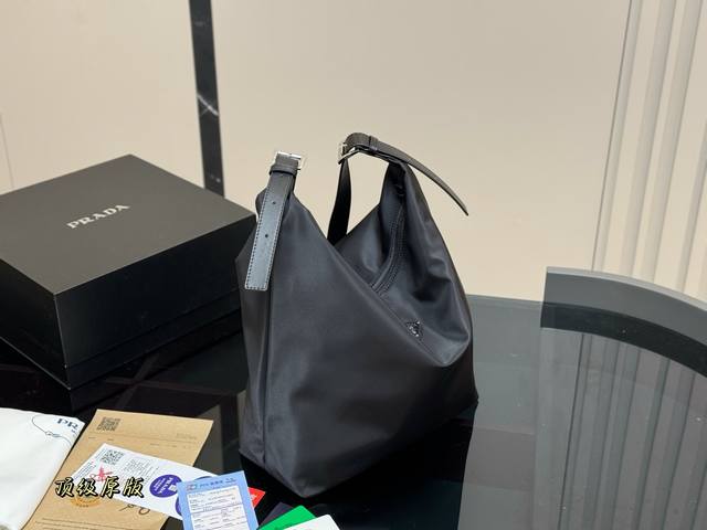 ￥180 配礼盒 size：29.31Cm 普拉达 经典购物袋！ 够大够方便！ 作为Prada购物袋入门级手袋，它的的确确是一直实用且耐用的款， 轻便舒适又实用