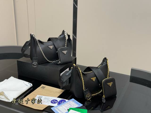 ￥170 配折叠盒 顶级品质 size：23Cm 普拉达 Hobo三合一！ 出口韩国的订单！ 质量超级好！！ 一个类似于饺子包的大包加上一个小包，一条宽肩带加一