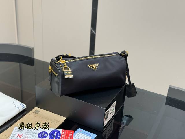 ￥290 配折叠盒 size：27.12Cm 推荐普拉达 男女通用枕头包 时髦、轻便、耐用、防水、能装…优点多多！ 兼具颜值和实用性！