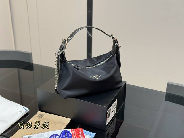 ￥140 配折叠（韩国订单） size：22*17Cm 普拉达 Hobo便当 看到实物真的堪称完美！ 包装 设计超级方便和舒服！ 上身氛围感满满 随手一拎 就很