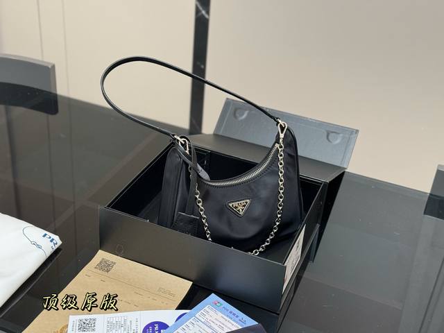 ￥120 配折叠盒（韩国订单） size：22*13Cm 普拉达 Hobo尼龙腋下包 看到实物真的堪称完美！ 包装 设计超级方便和舒服！ 上身氛围感满满 随手一