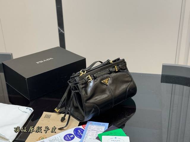 ￥290 配折叠盒 size：26.16Cm 普拉达 牛皮Soft Lux 绝对逃不过这个腋下包 容量却很大！ 日常用足够啦～ 各种Party宴会趴！