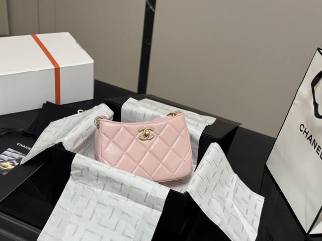 ￥210 配折叠盒 size：20*14Cm 香奈儿 珍珠Hobo 新品24S系列 真的很绝 这款火出圈的天猫精灵 真的很好看 俗称水桶包 很有设计感