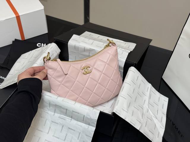 ￥190 配折叠盒 size：23*15Cm 香奈儿腋下Hobo 羊皮纹材质 包身轻便又有容量 又精美又实用，性价比超高 23K推荐入手之一 太好搭啦！随手一提