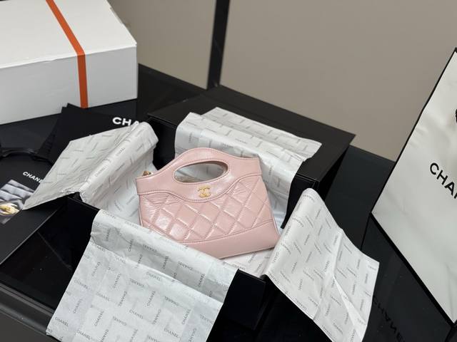 ￥180 配折叠盒飞机盒 size：20*14Cm 香奈儿23A值得入手的 可可爱爱的横版31 chanel又又又复刻了 新款31Bag出了Minisize 这