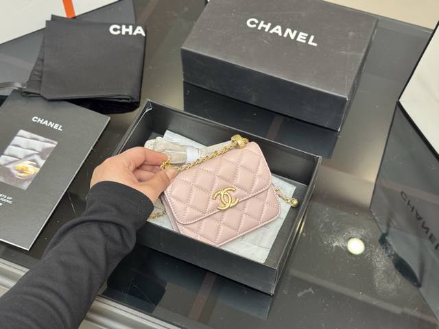 ￥140 配盒 size ：12*9Cm 香奈儿迷你小废包 Woc 品质很不错！ 包包系列非常到位！