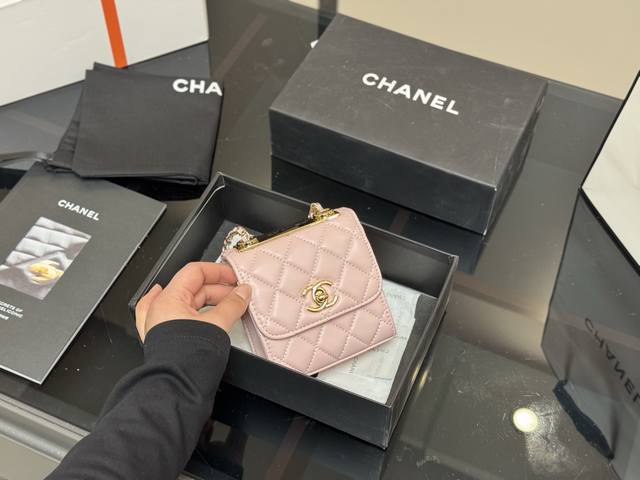 ￥160 配盒 size ：11*11Cm 香奈儿迷你小废包 Woc 品质很不错！ 包包系列非常到位！