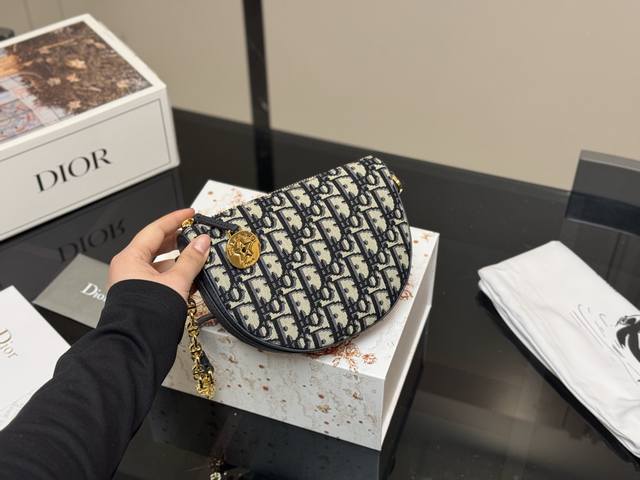 ￥210 配折叠盒飞机盒 diorfall新款 颜值内卷[爱心]用牛皮打造出柔软的质感像摸一团棉花糖的感觉 被人们称为迪奥 这种奇异的包型[机智]搞定你所有的搭