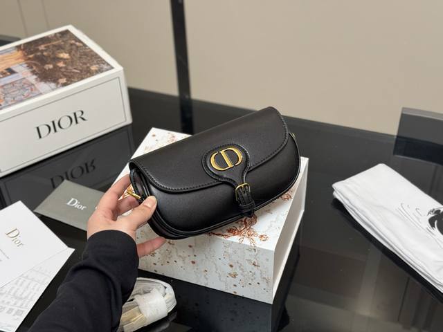 ￥220 配折叠盒飞机盒 尺寸: 21.12Cm 迪奥一如即往的简单高级 老花Bobby腋下包出货 肩带调节 斜挎腋下都Ok 既时髦又可爱