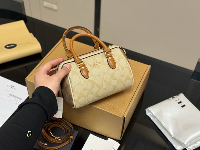 ￥180 （全套包装） size：18*12Cm 蔻驰 迷你枕头包/新品 超级可爱的迷你波士顿 经典的小号的 Size 小小的身体，大大的容量！ 渠道货很难得哦