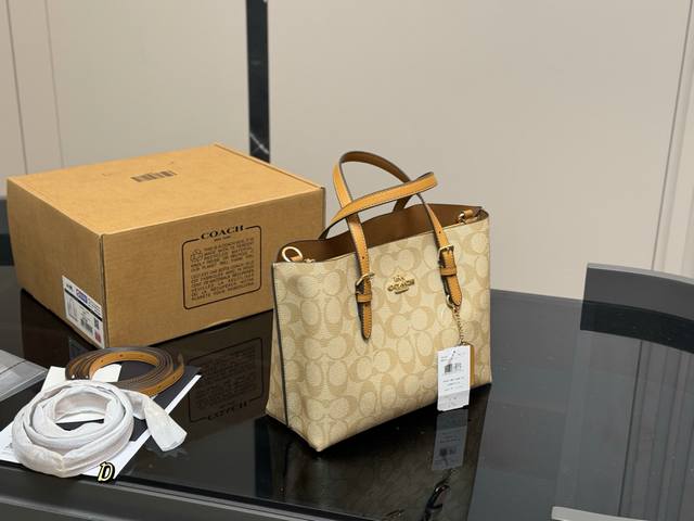 ￥210 配盒配加长带配长肩带 size：25*20Cm 蔻驰 小号托特包Mollie Tote 等比例缩小版托特包， 手拎小巧， 但又有三个隔层！ 实用满分1