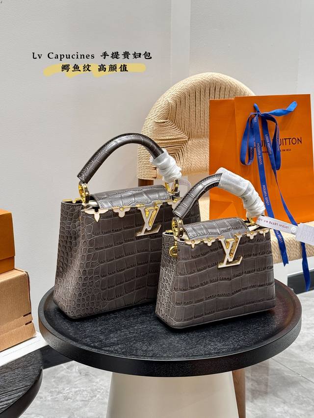 p220 P230 礼盒包装 lv Capucines 贵妇包 鳄鱼纹 作为Lv代表性高定包款之一的Capucines手袋，每一季都会尝试不同的设计，并搭配新配