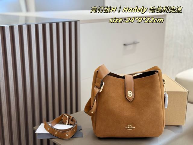 p180 飞机盒 蔻驰Hadley种草记 日常百搭，超推荐 所有女生，答应我，一定要拥有它 自从入了这款包，每次出门都被惊艳到，简直了，又幸福了的感觉 包包设计