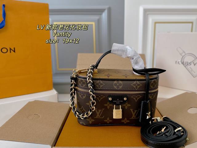 p170（折叠盒飞机盒） size：19×12 lv路易威登Vantity老花化妆包 经典元素，搭配Pick链条复古精致， 皮质超软，小巧爱却容量惊人！ 手提或