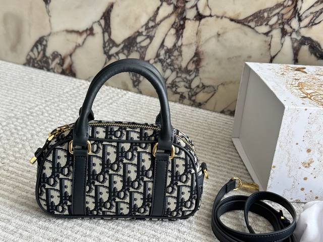 230 配盒 size：21*12Cm d家 新的Dior小枕头包~ 个人觉得 包型真的很耐看！ 又休闲 又优雅！ 现在它很火哦！ 皮肩带很精致哦！