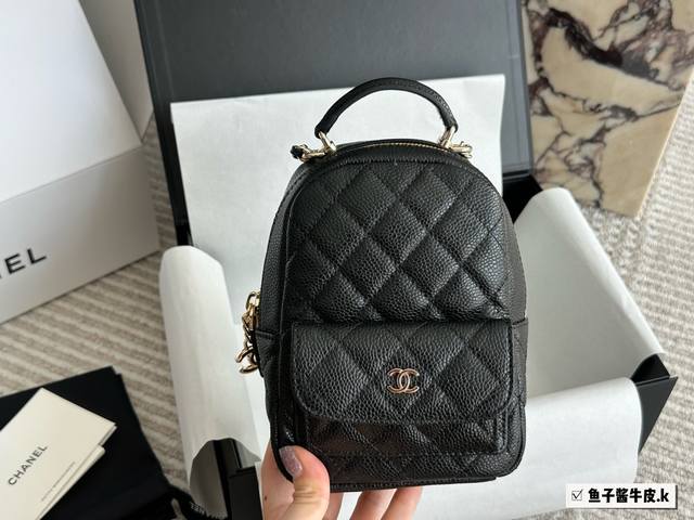 290 牛皮/升级版 size：13*18Cm 配盒 小香家 24C新款双肩包 这季炒鸡可爱的小双肩 ！看着很小容量还挺大背法也有很多种非常 Nice 黑色荔枝