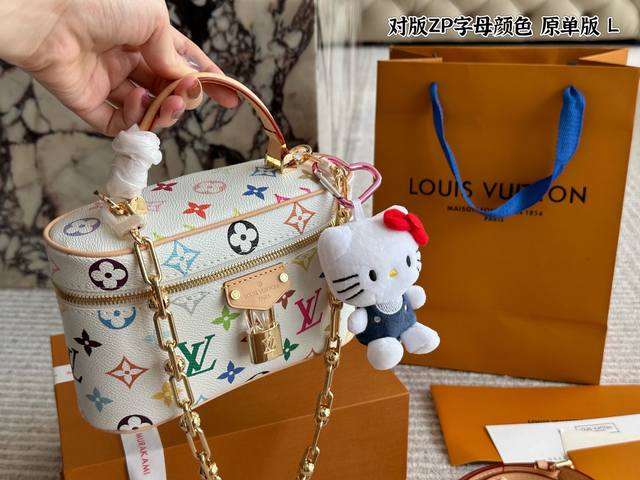 ￥310 原单版送挂件Hello Kitty l家 新品化妆包 真的是太好看了！很小巧精致，放遥遥领先宽度刚刚好，再大一点的手机应该也可以，太适合春夏了！老花搭