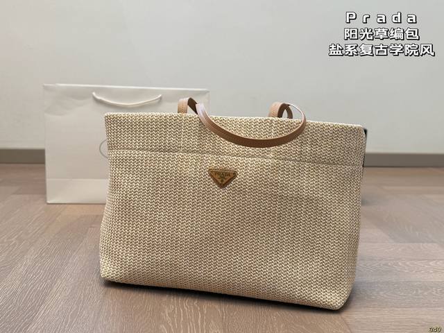 ￥160 是背Prada阳光普拉达草编包购物袋的夏天啦，马上夏天了，来推荐这只Prada阳光草编包.清爽也文艺，让你也可甜可美。 设计也非常实用，容量也大。同款