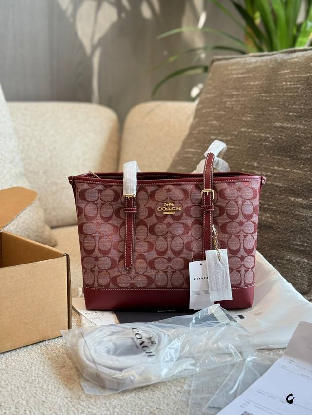 p210 教必入款Coachmollie点亮你的时尚生活 r嗨,宝子们 的包包一-Coach Mollie Tote。 说设计超美: Coach Mollie